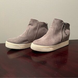 Universal thread Cindy Gray suede bootie